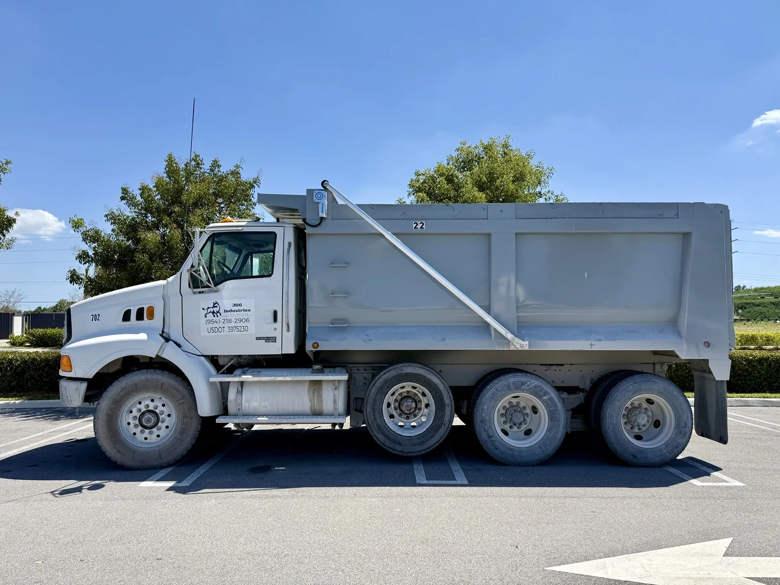White JDG dump truck viewed from the side